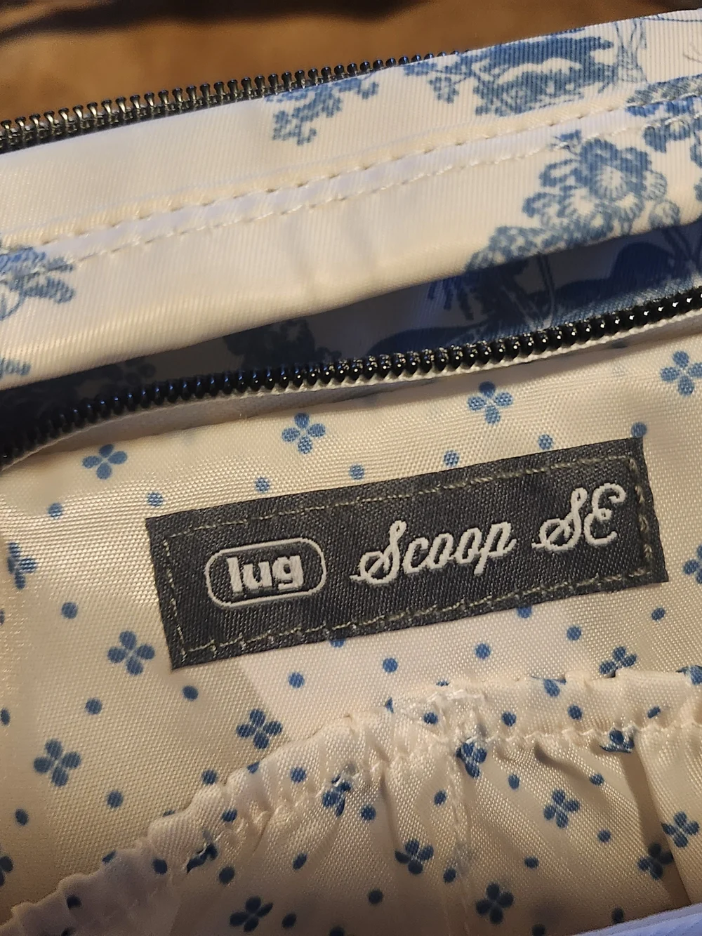 Lug Scoop SE Blue White Toile Quilted Crossbody Bag Multi Pocket Travel NWOT - Picture 7 of 14